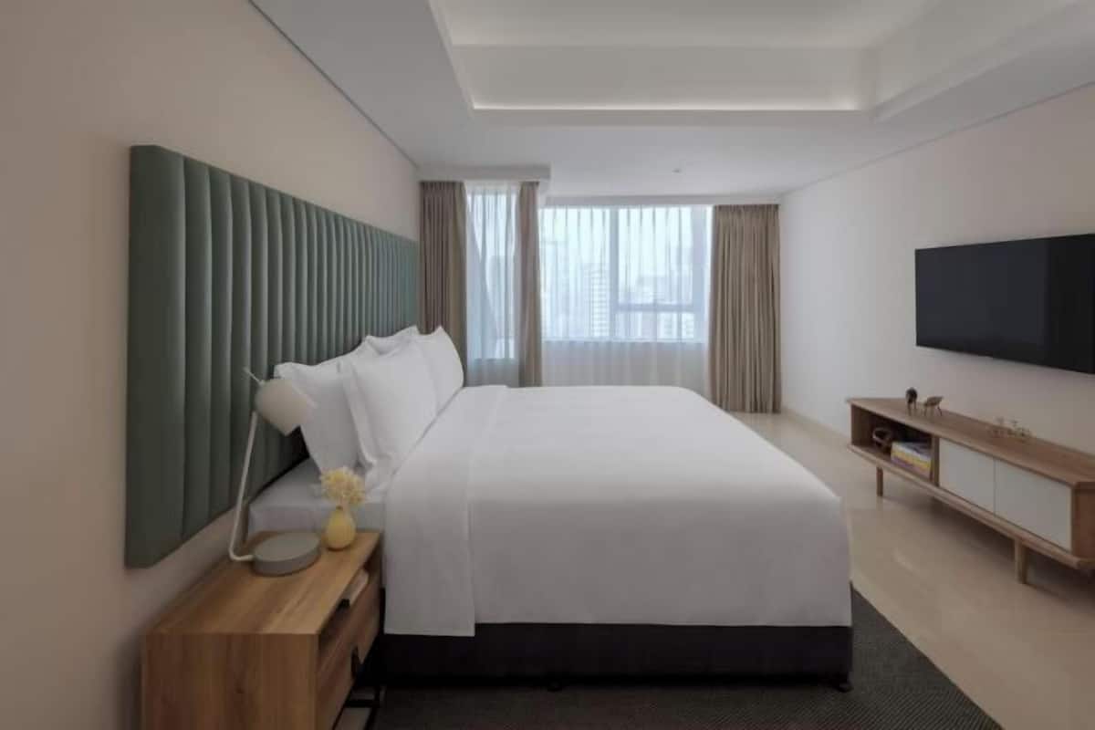 Premium bedding, in-room safe, individually decorated