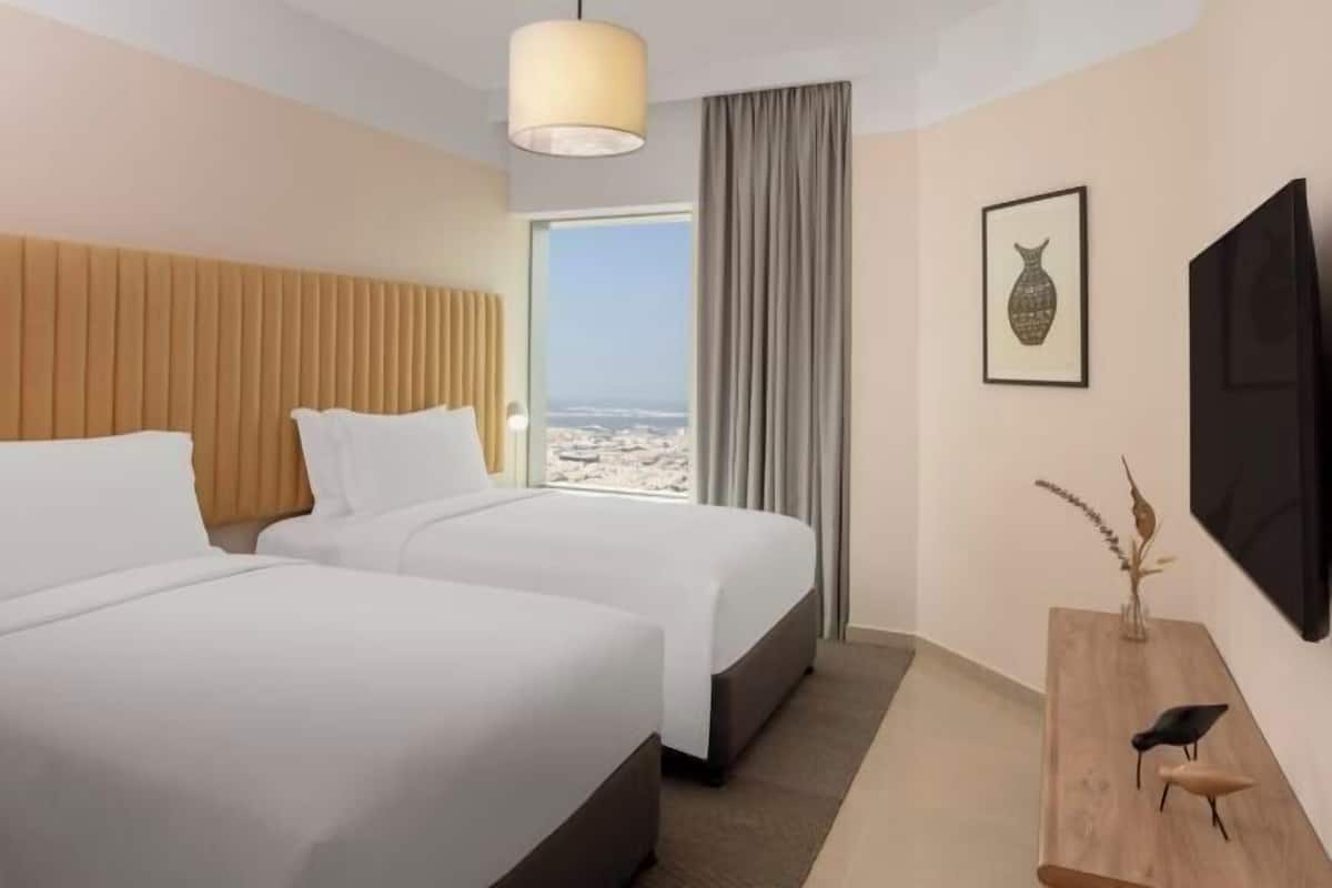 Premium bedding, in-room safe, individually decorated