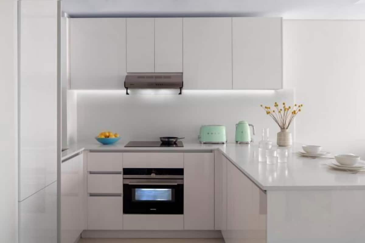 Full-sized fridge, microwave, oven, stovetop