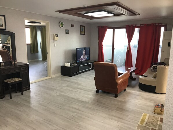 ファミリー ハウス 3 ベッドルーム | リビング エリア | スマートテレビ