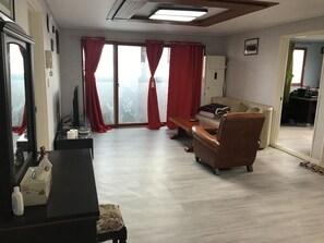 ファミリー ハウス 3 ベッドルーム | リビング エリア | スマートテレビ