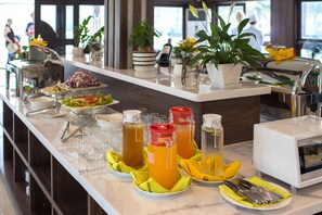 供应早餐、午餐和晚餐，本地与国际菜