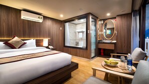 Ein Hotelzimmer mit Bett, Nachttisch und Blick ins Badezimmer.