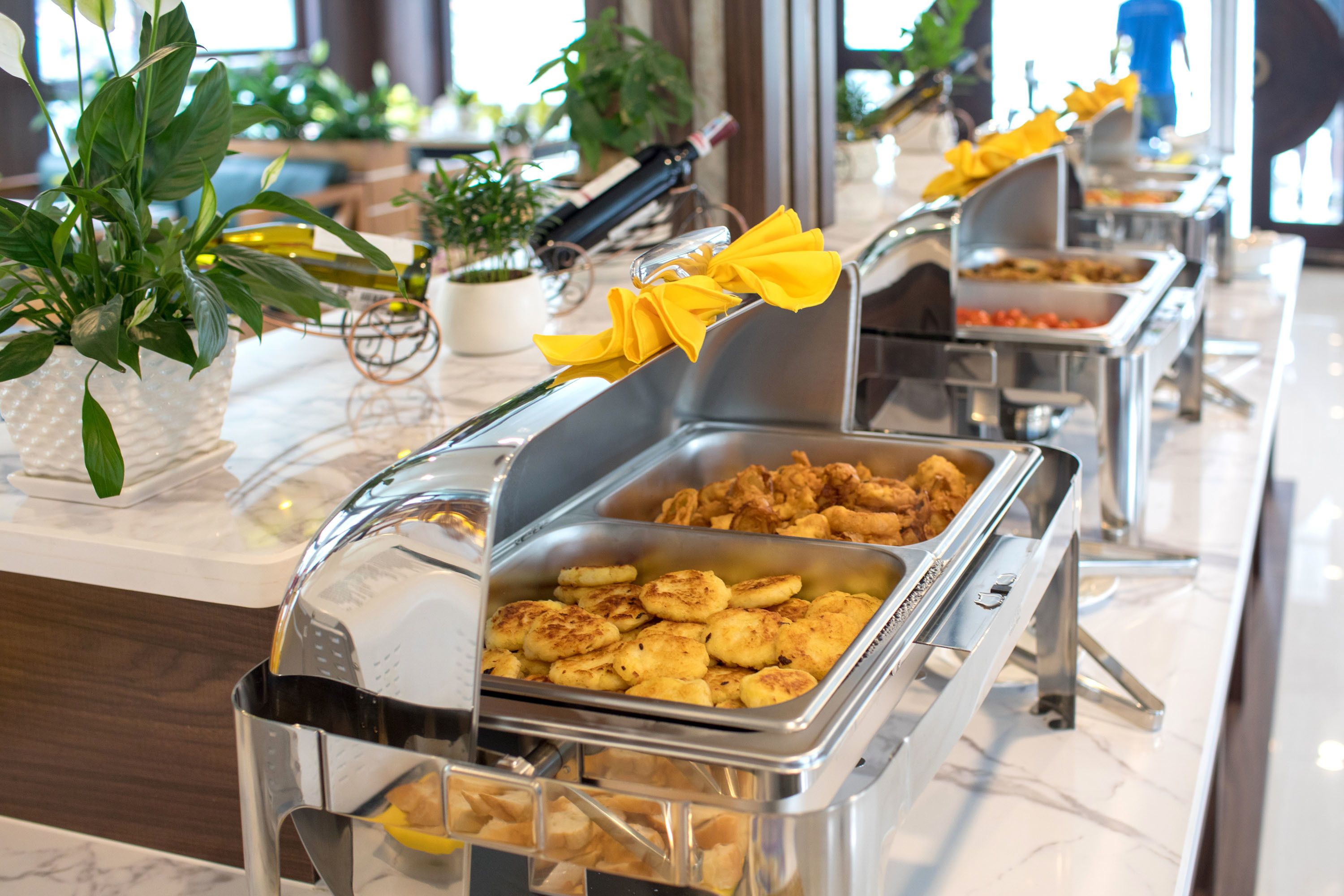Un área de bufé con diferentes opciones de comida y elementos decorativos.