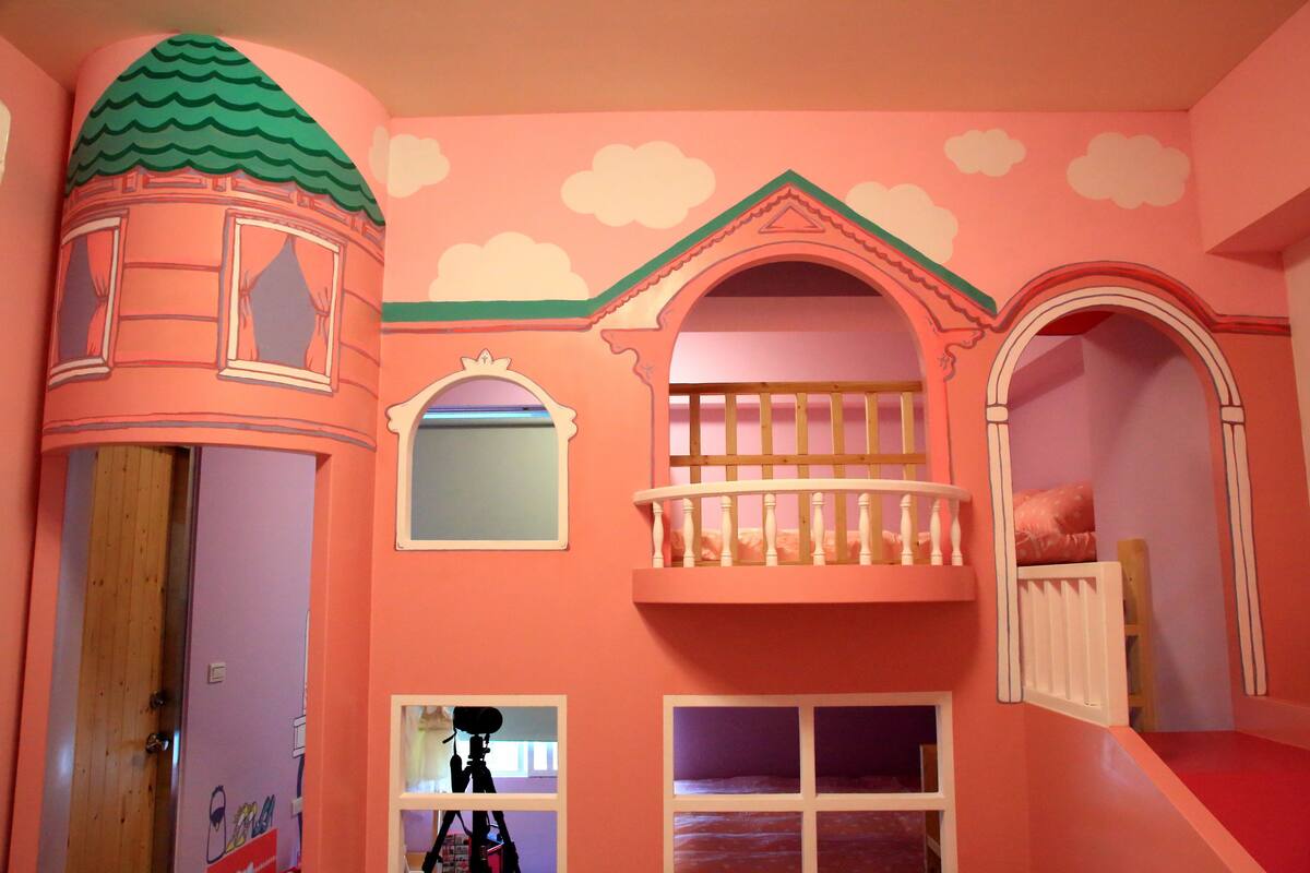 Kamar Keluarga (Pink Babi) | Seprai premium, meja kerja, kedap suara, dan tempat tidur lipat/tambahan