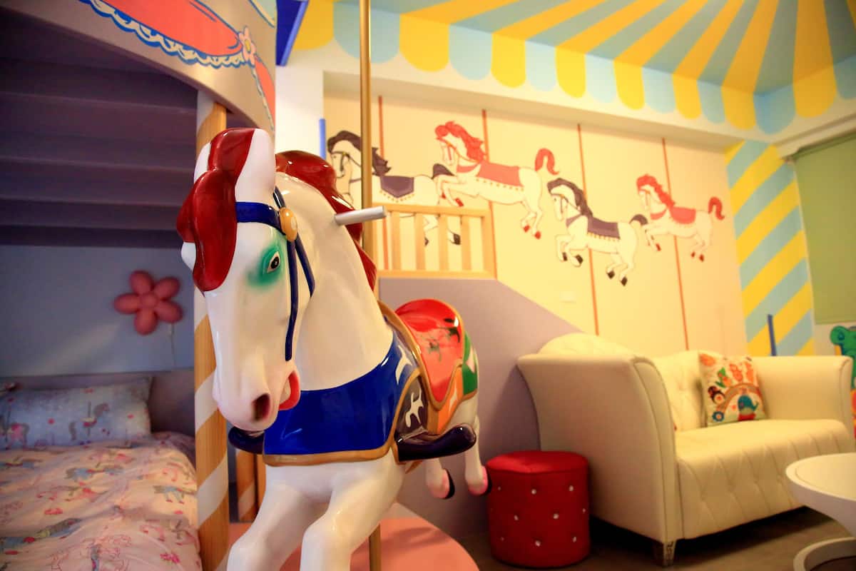 Quarto quádruplo família (Carousel) | Roupas de cama premium, escrivaninha, quartos à prova de som