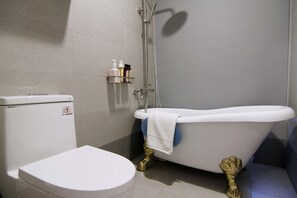 Combined shower/tub, deep soaking tub, free toiletries, hair dryer - We Love B&B (Tainan)