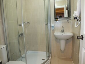 Apartment, 2 Bedrooms (6 People) | Bilik Mandi | Pancuran mandi, kelengkapan dandanan diri percuma, pengering rambut 