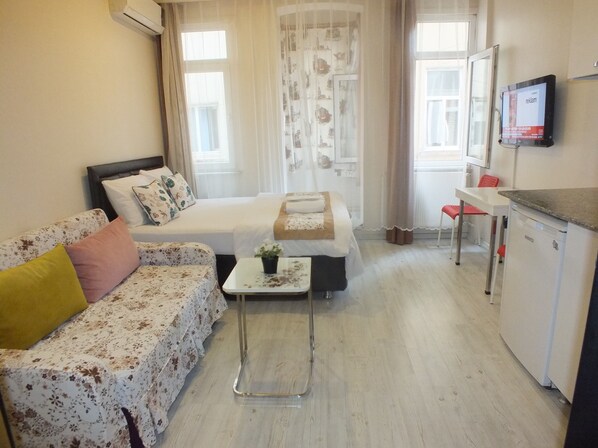 Desk, soundproofing, iron/ironing board, free WiFi