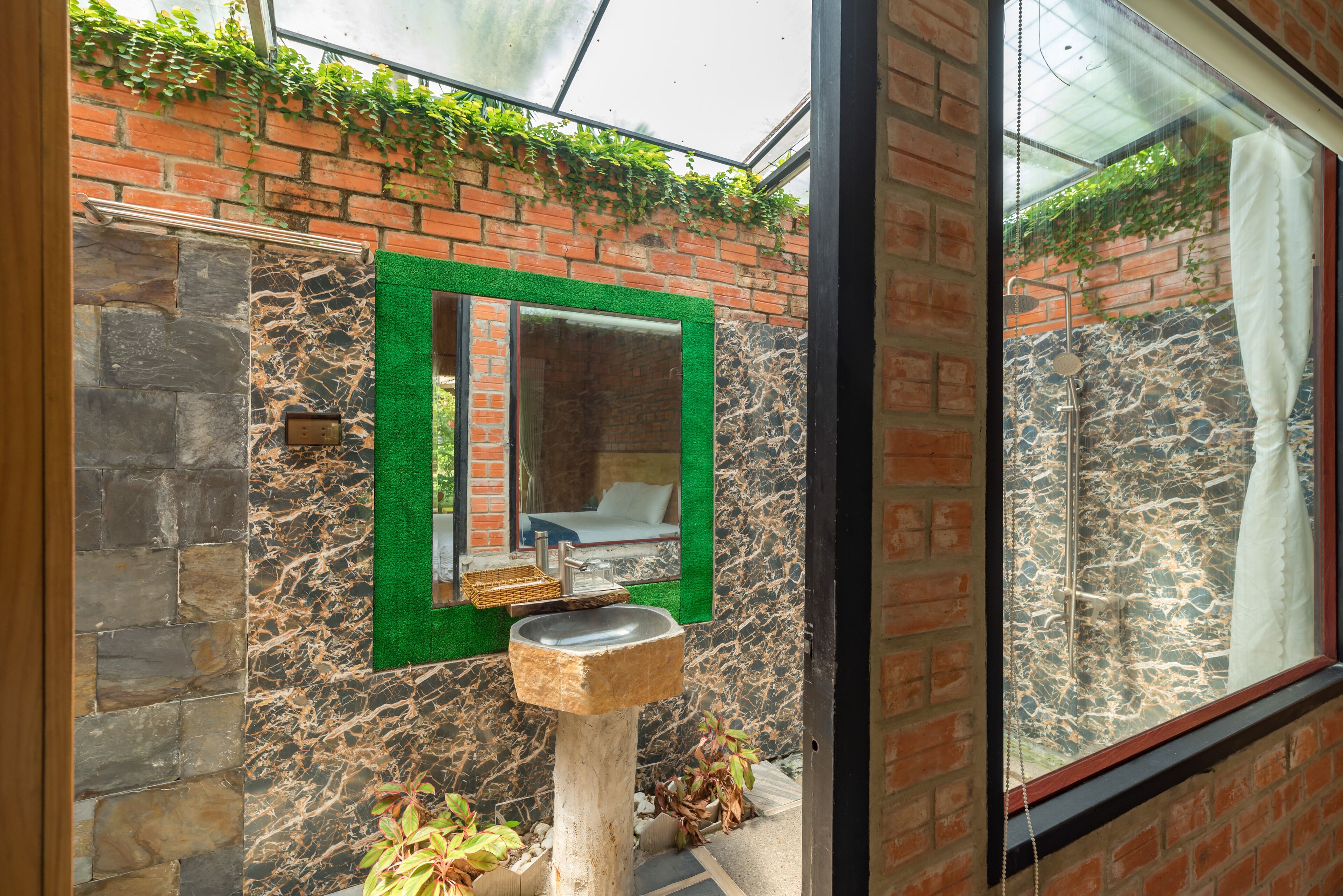 shower, hydromassage showerhead, free toiletries, hair dryer