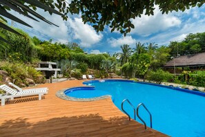 Outdoor pool, pool loungers - Dendi Resort Phu Quoc (Phu Quoc)