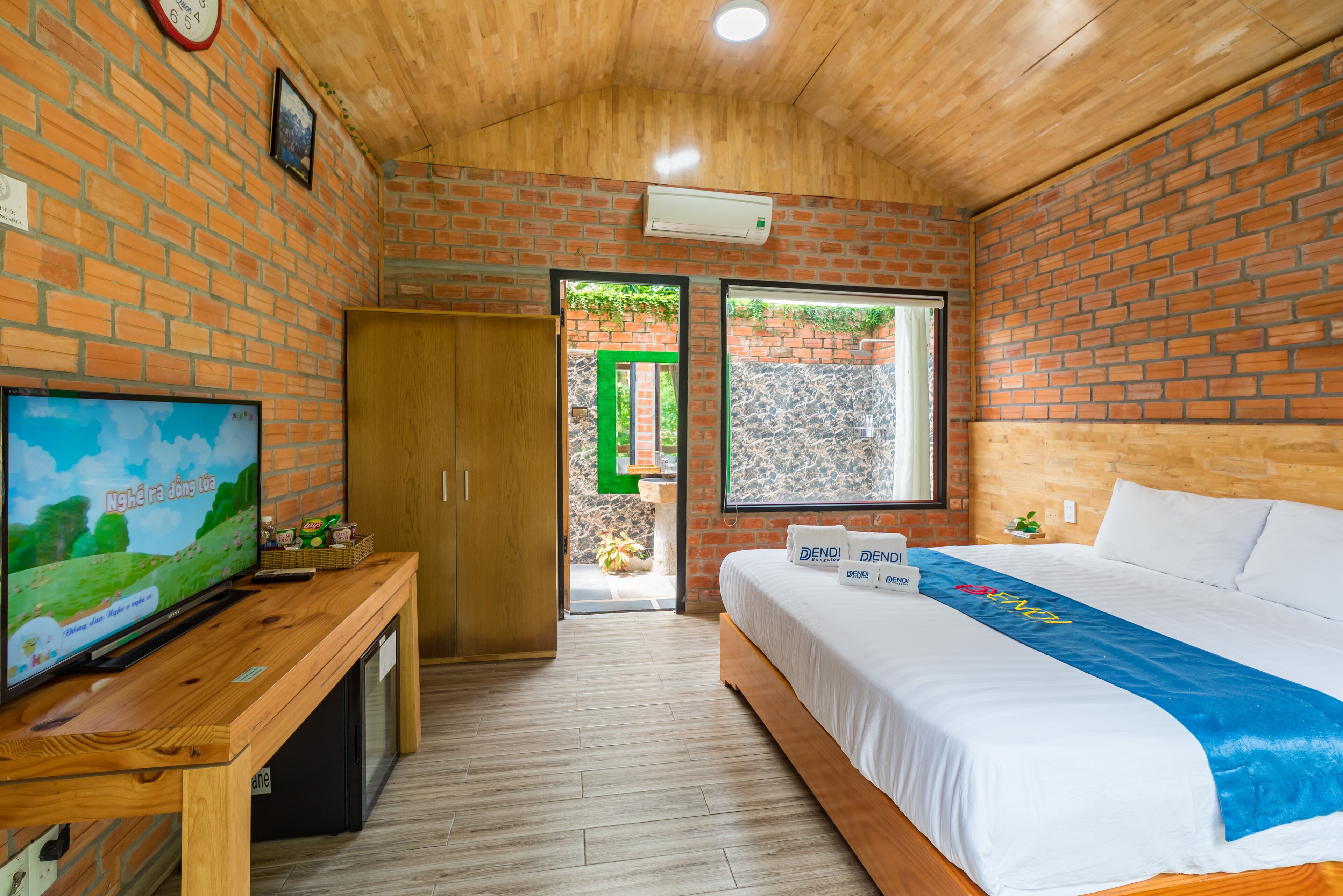 standard room | in-room safe, desk, laptop workspace, soundproofing