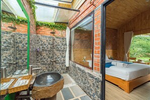 Shower, hydromassage showerhead, free toiletries, hair dryer - Dendi Resort Phu Quoc (Phu Quoc)