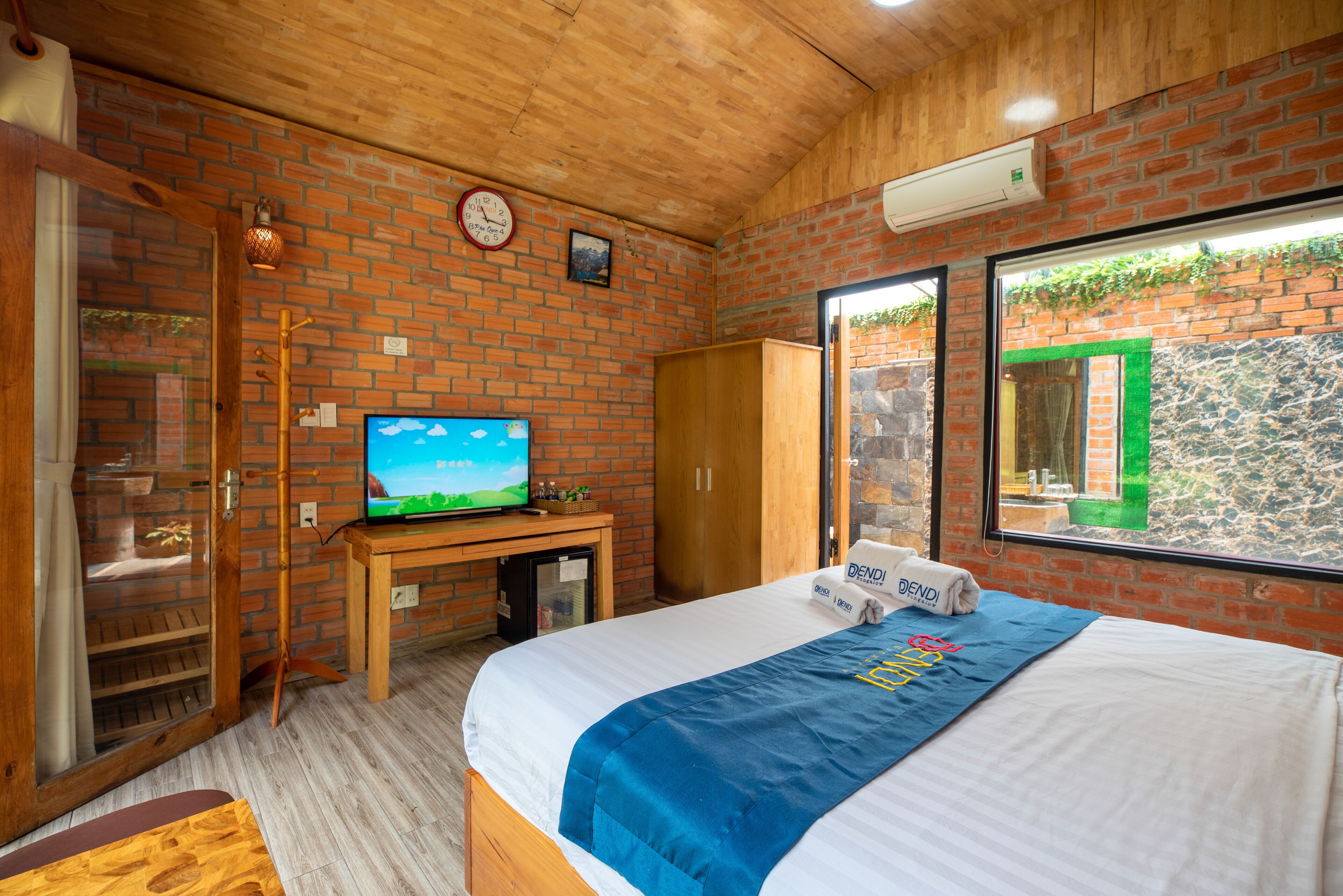 bungalow double with garden view | in-room safe, desk, laptop workspace, soundproofing