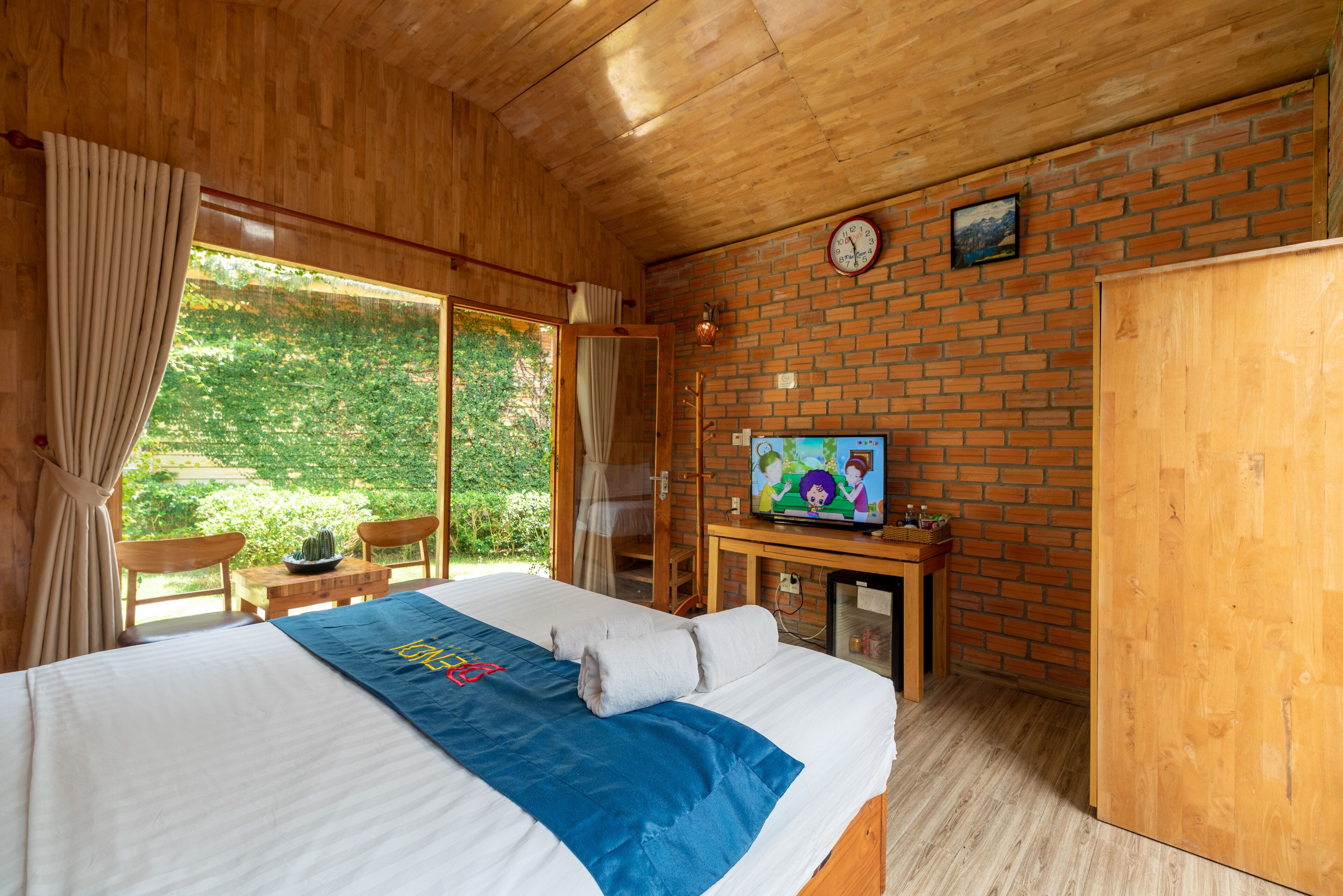 bungalow double with garden view | in-room safe, desk, laptop workspace, soundproofing