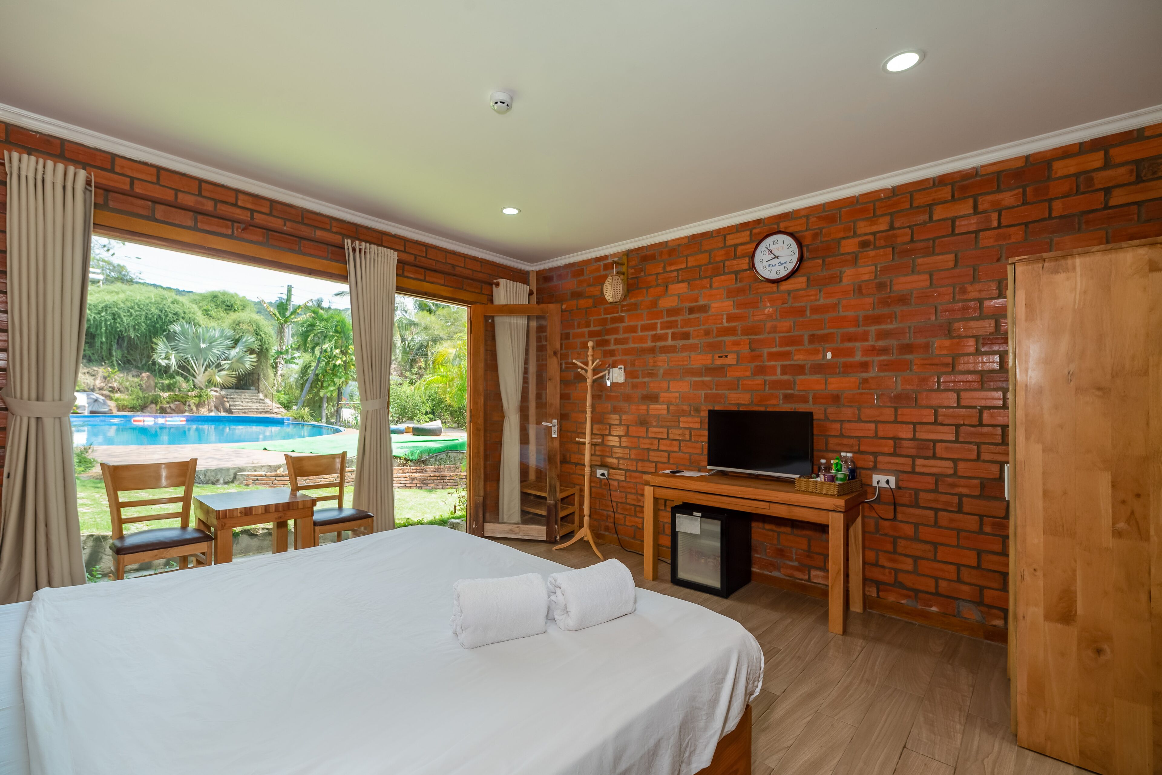 bungalow double with pool view | in-room safe, desk, laptop workspace, soundproofing