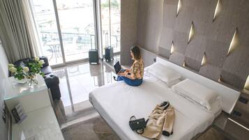 Hochwertige Bettwaren, Minibar, Zimmersafe, Schreibtisch