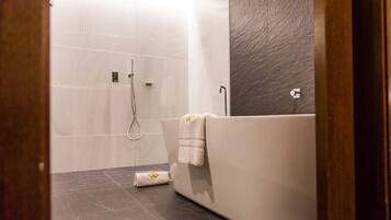 Deep soaking bathtub