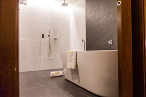 Deep-soaking bathtub - Grand Plaza Hotel Nampula (Nampula)