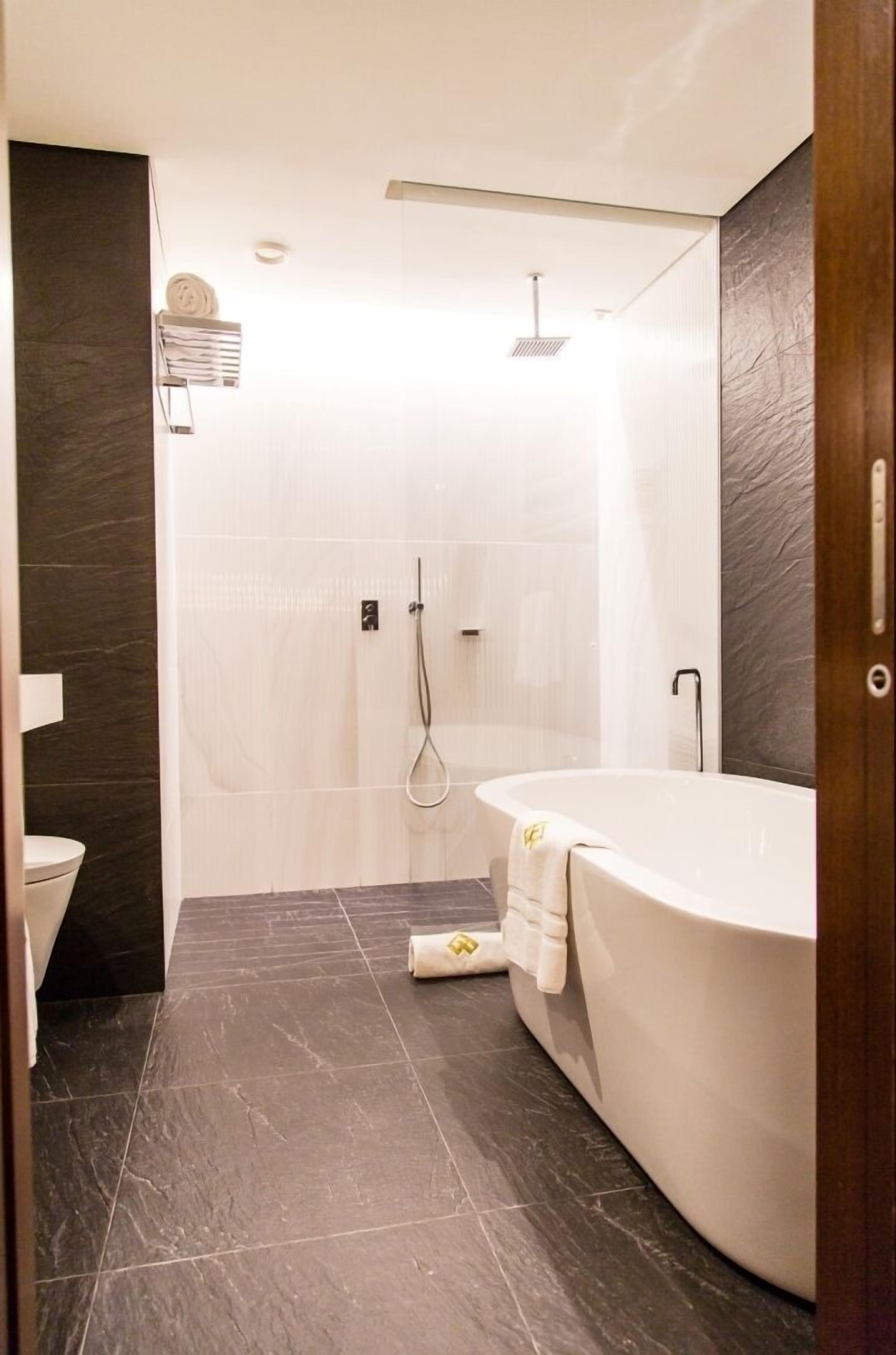 deep-soaking bathtub