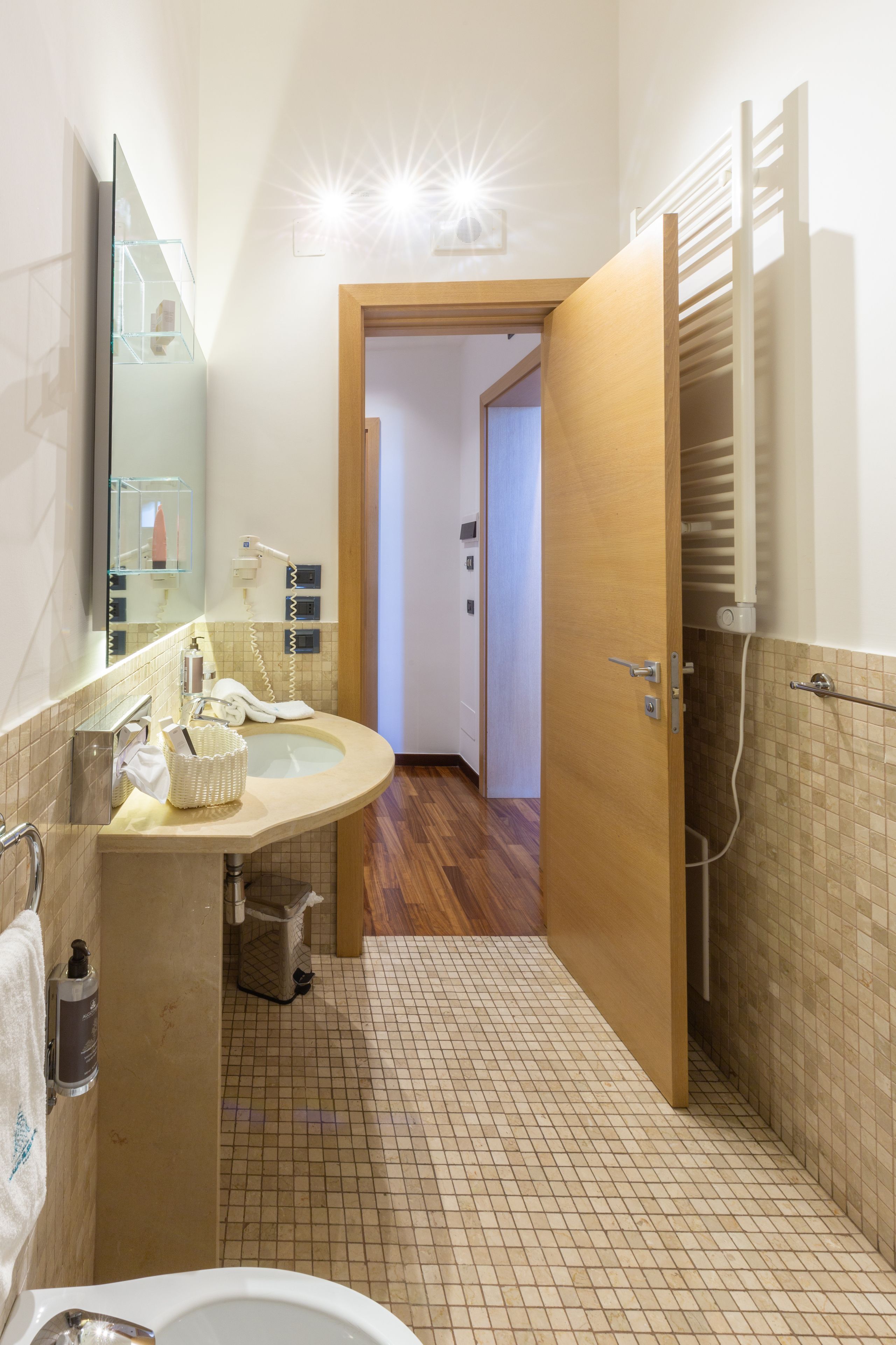 junior suite | bathroom | free toiletries, bathrobes, slippers, bidet