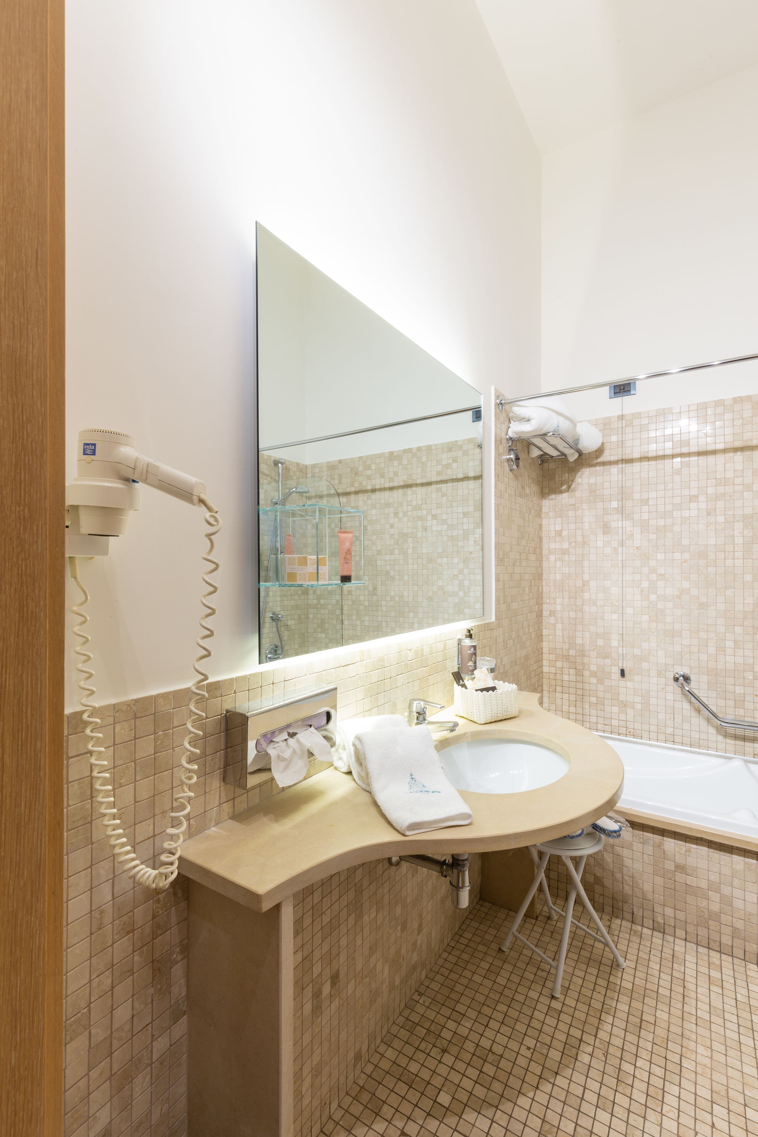 double room | bathroom | free toiletries, bathrobes, slippers, bidet