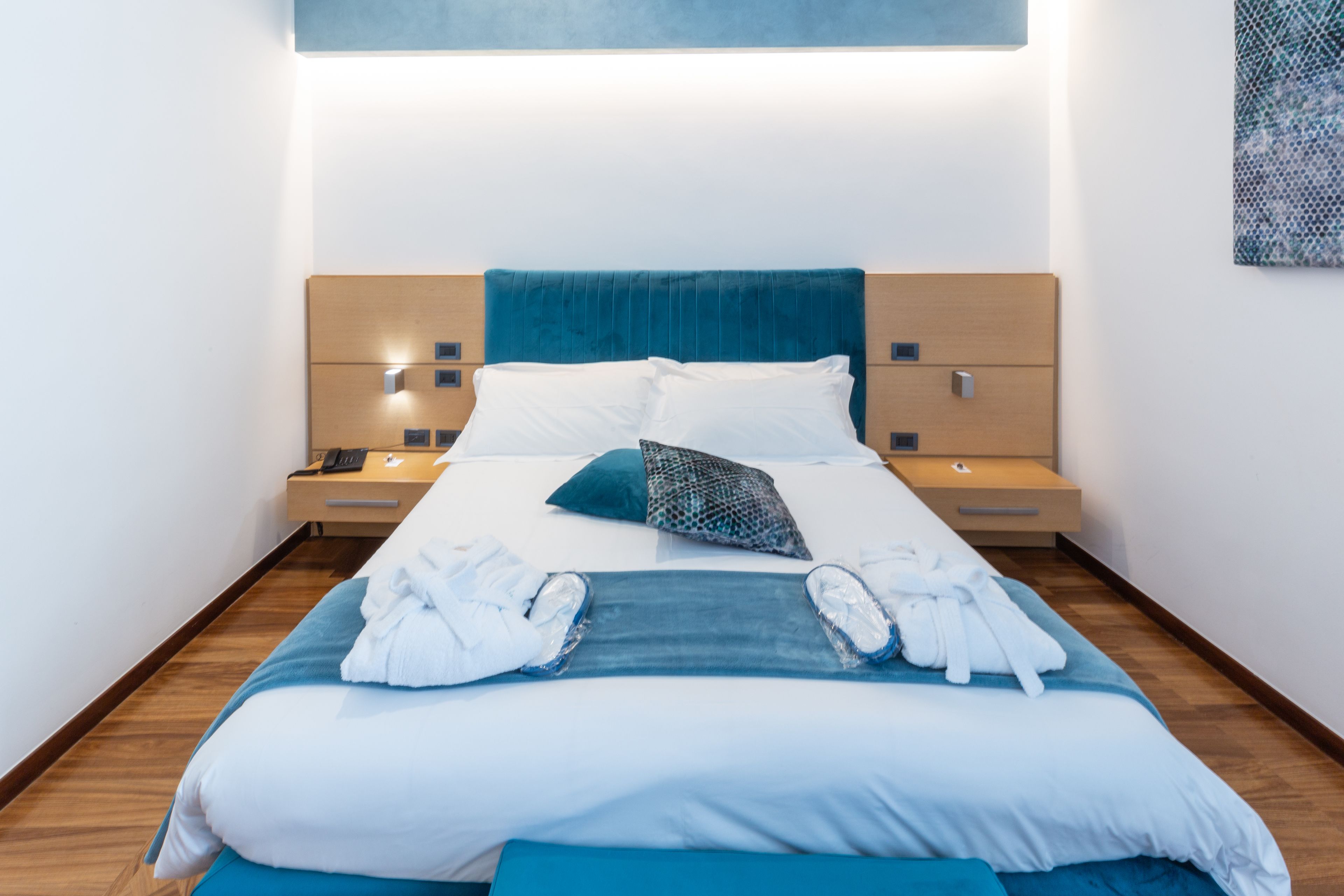 deluxe room | premium bedding, minibar, in-room safe, desk