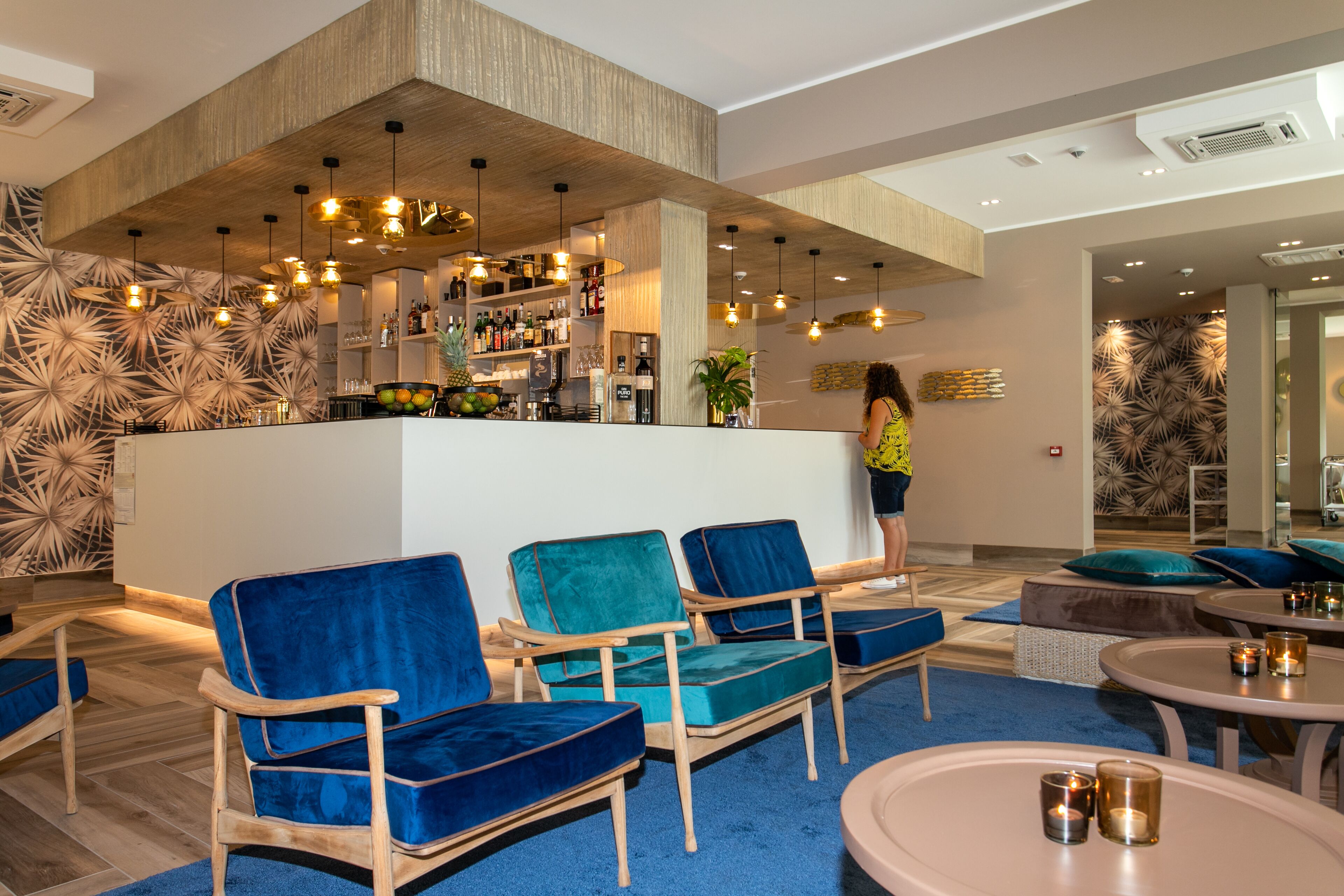 Lobby-lounge