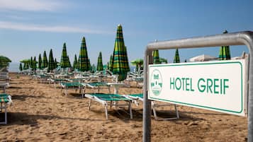 Privatstrand in der Nähe, weißer Sandstrand, Liegestühle, Sonnenschirme