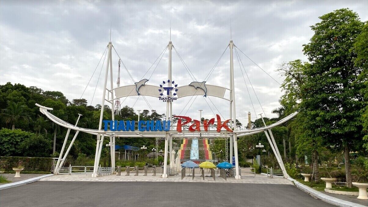 Entrada a un parque con un letrero que dice "Tuan Chau Park" y una gran estructura en forma de arco.