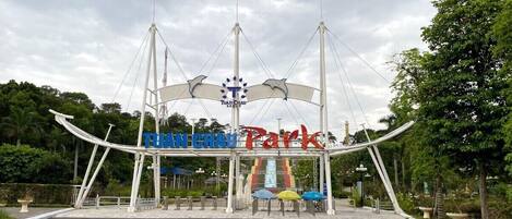 Entrada a un parque con un letrero que dice "Tuan Chau Park" y una gran estructura en forma de arco.