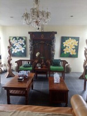 Coin salon dans le hall