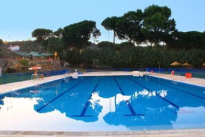 Seasonal outdoor pool, pool umbrellas