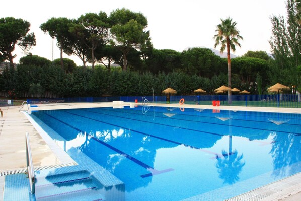Piscine extérieure (ouverte en saison), parasols de plage