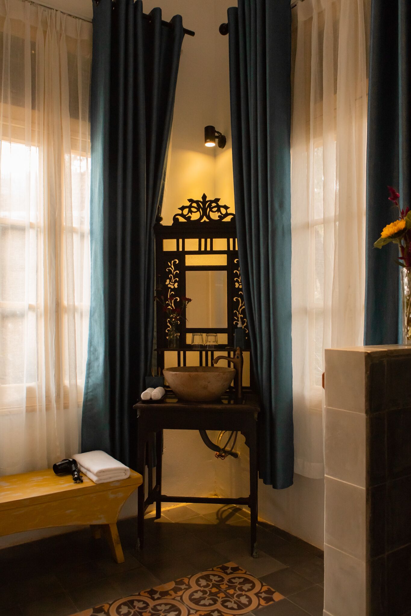 deluxe double or twin room | bathroom | shower, rainfall showerhead, free toiletries, hair dryer