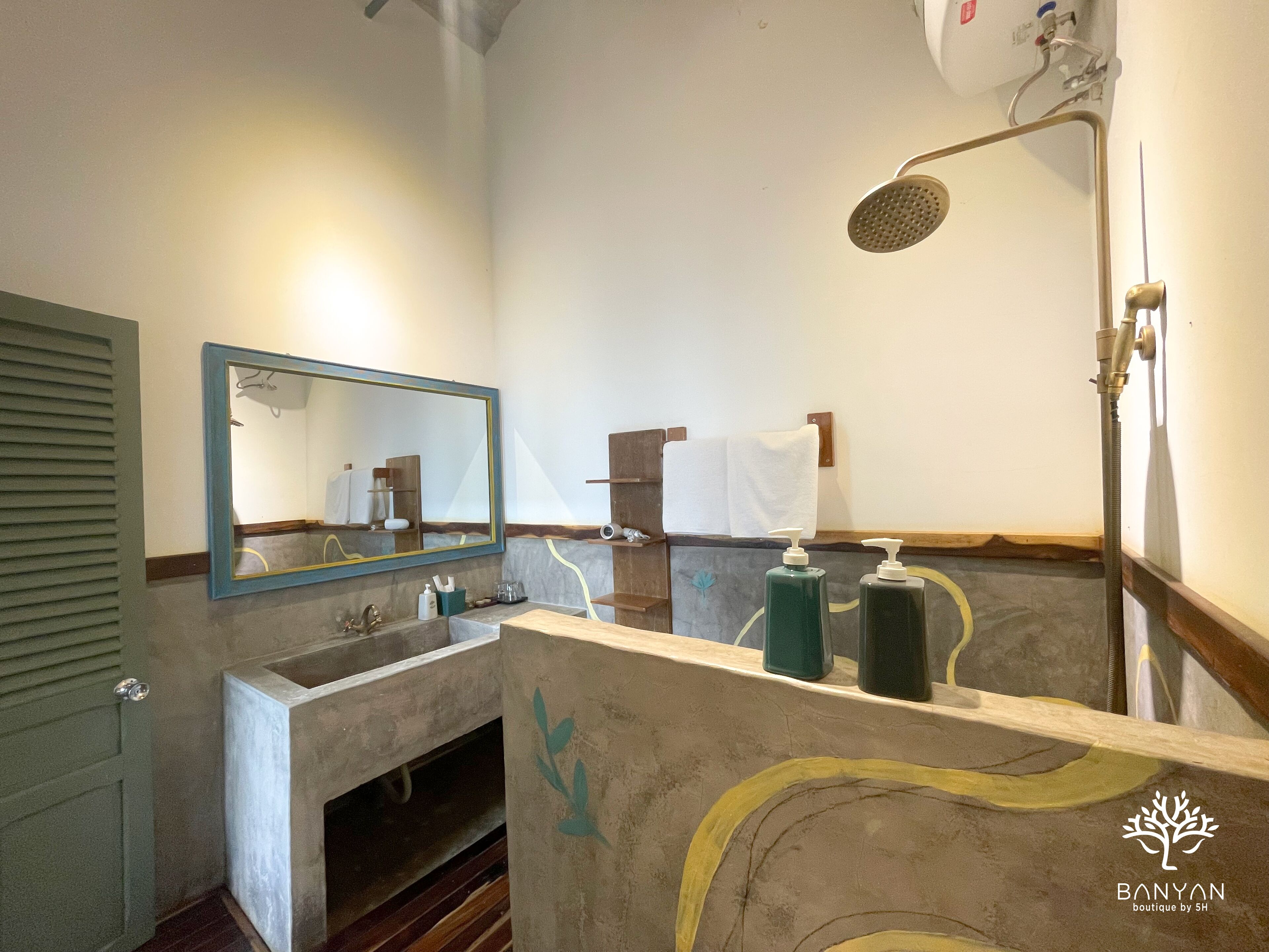 deluxe double room | bathroom | shower, rainfall showerhead, free toiletries, hair dryer