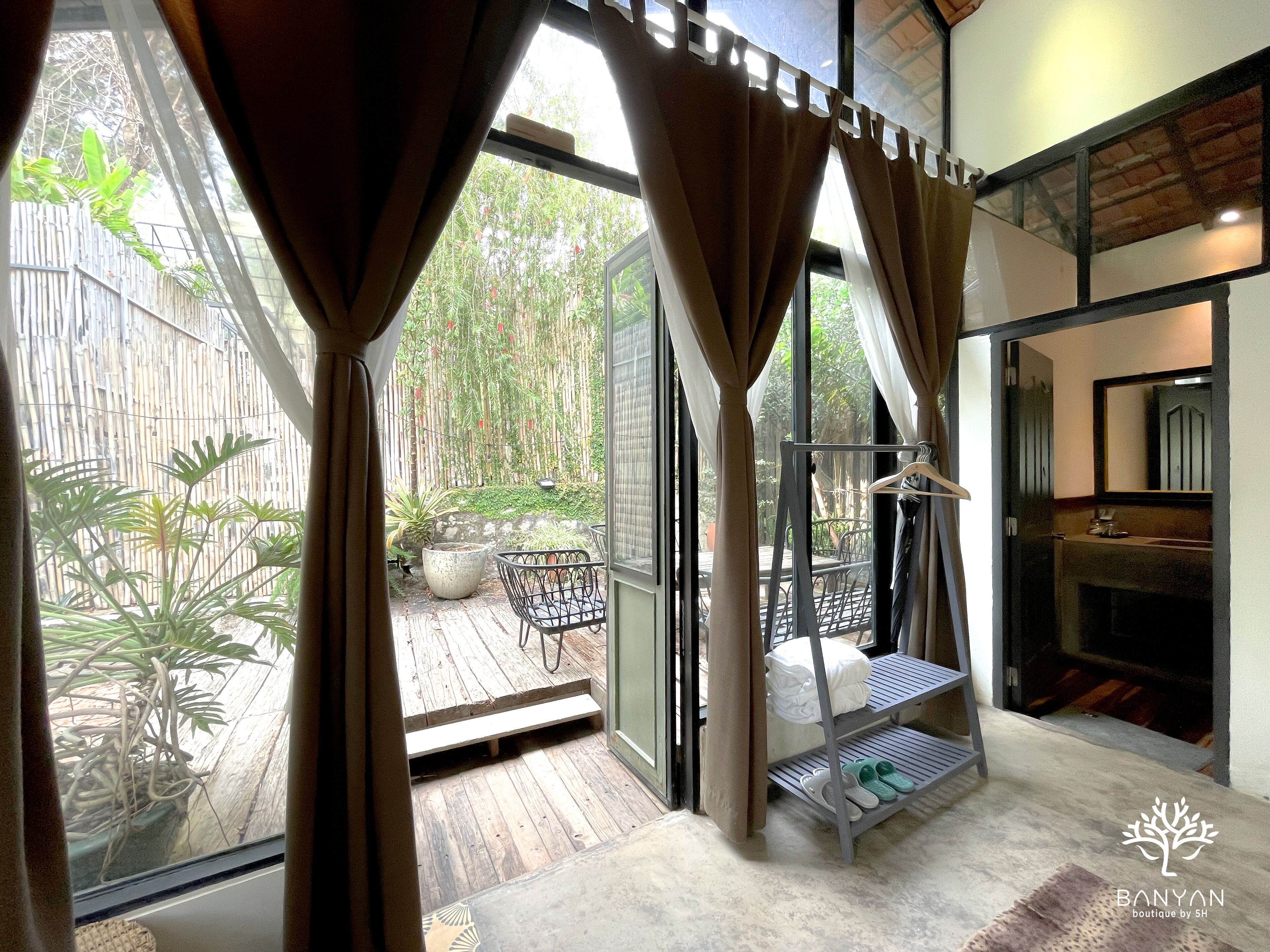 deluxe double room | living area