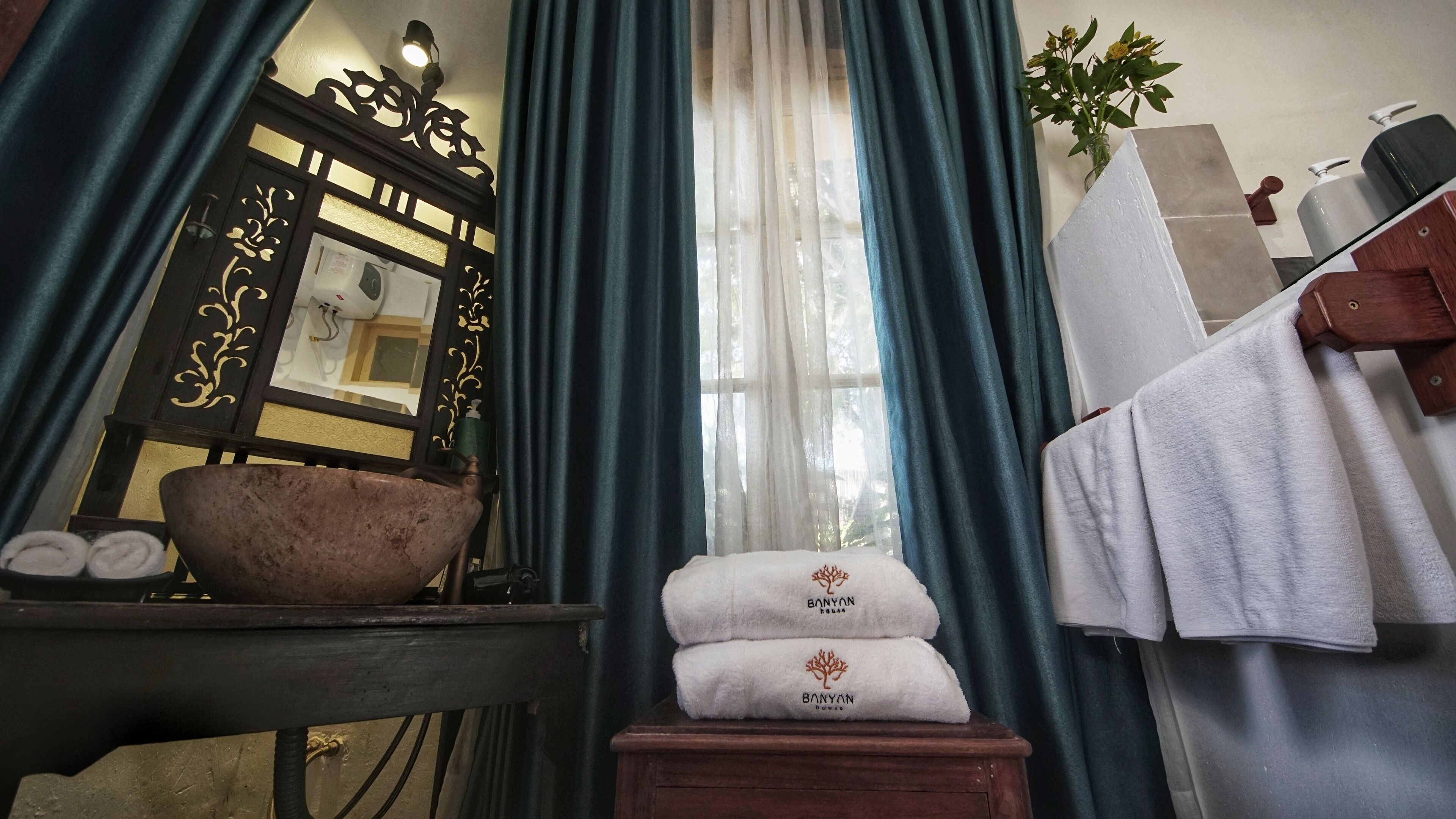 shower, rainfall showerhead, free toiletries, hair dryer