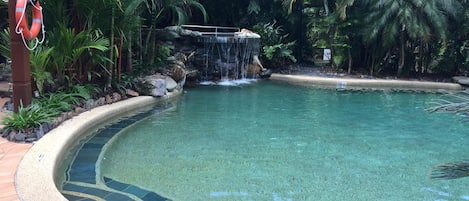 2 piscines extérieures