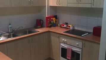 Family Apartment, 3 Bedrooms | Private kitchen | Fridge, microwave, oven, stovetop