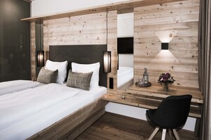 客房内保险箱、办公桌、遮光窗帘、免费 WiFi