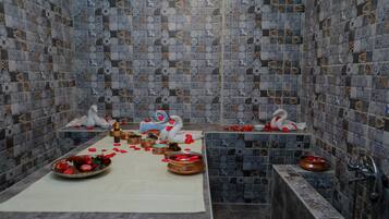 Un baño con baldosas estampadas, una bañera, un lavamanos y un espejo.