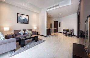 Superior suite, 1 slaapkamer | Een kluis op de kamer, een bureau, geluiddichte muren