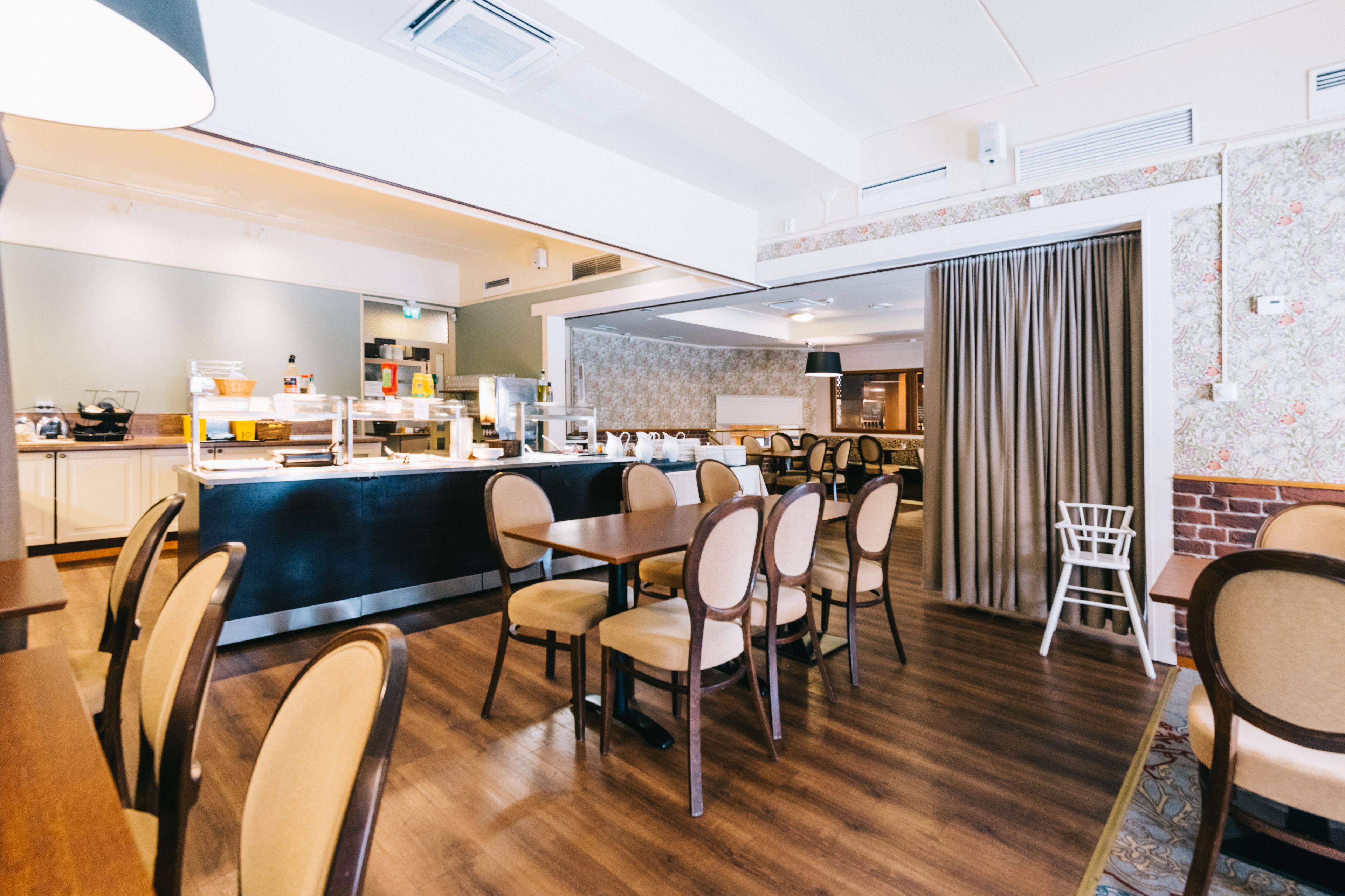Café da manhã com buffet grátis todos os dias