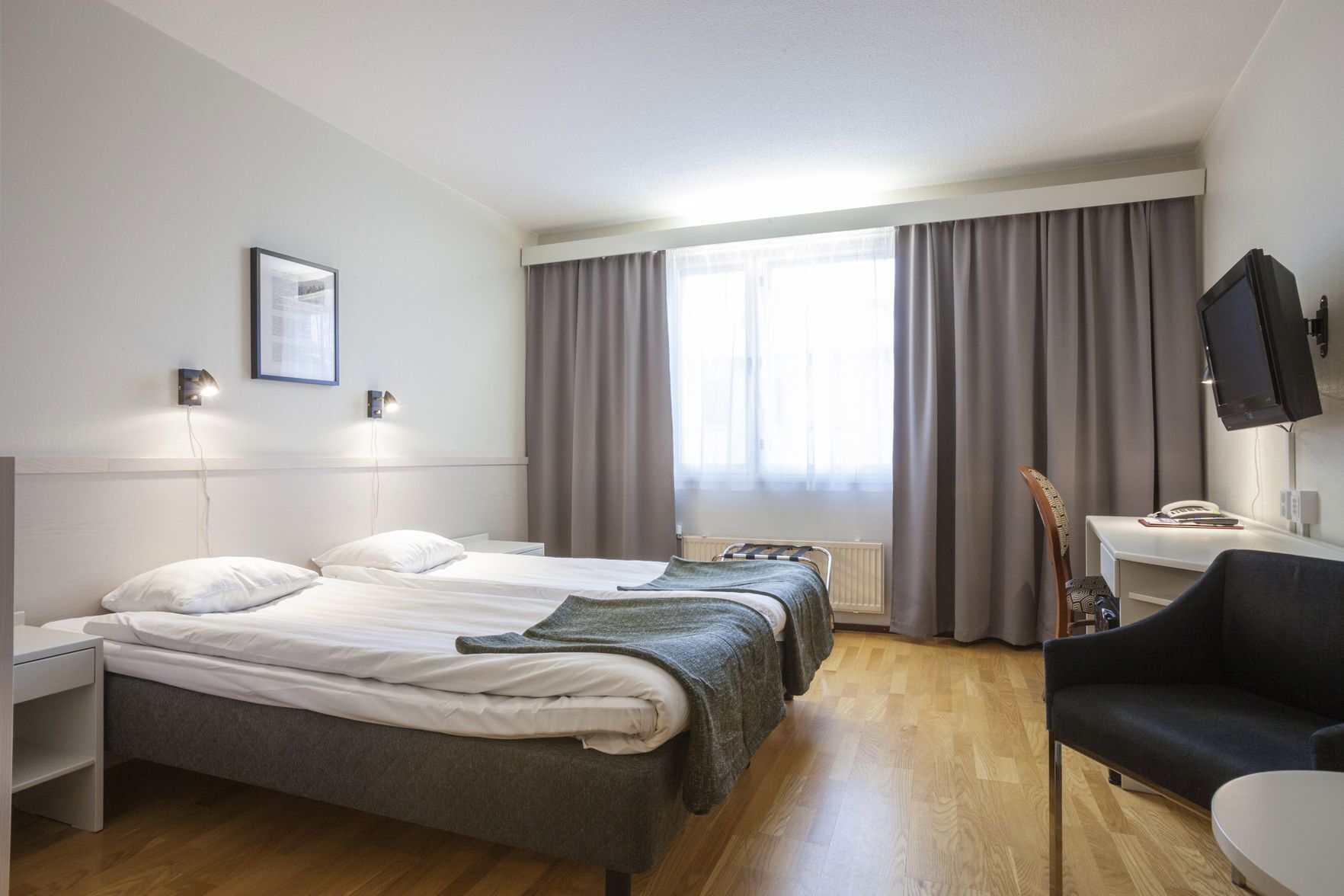 Ropa de cama de alta calidad, edredón, minibar y escritorio 