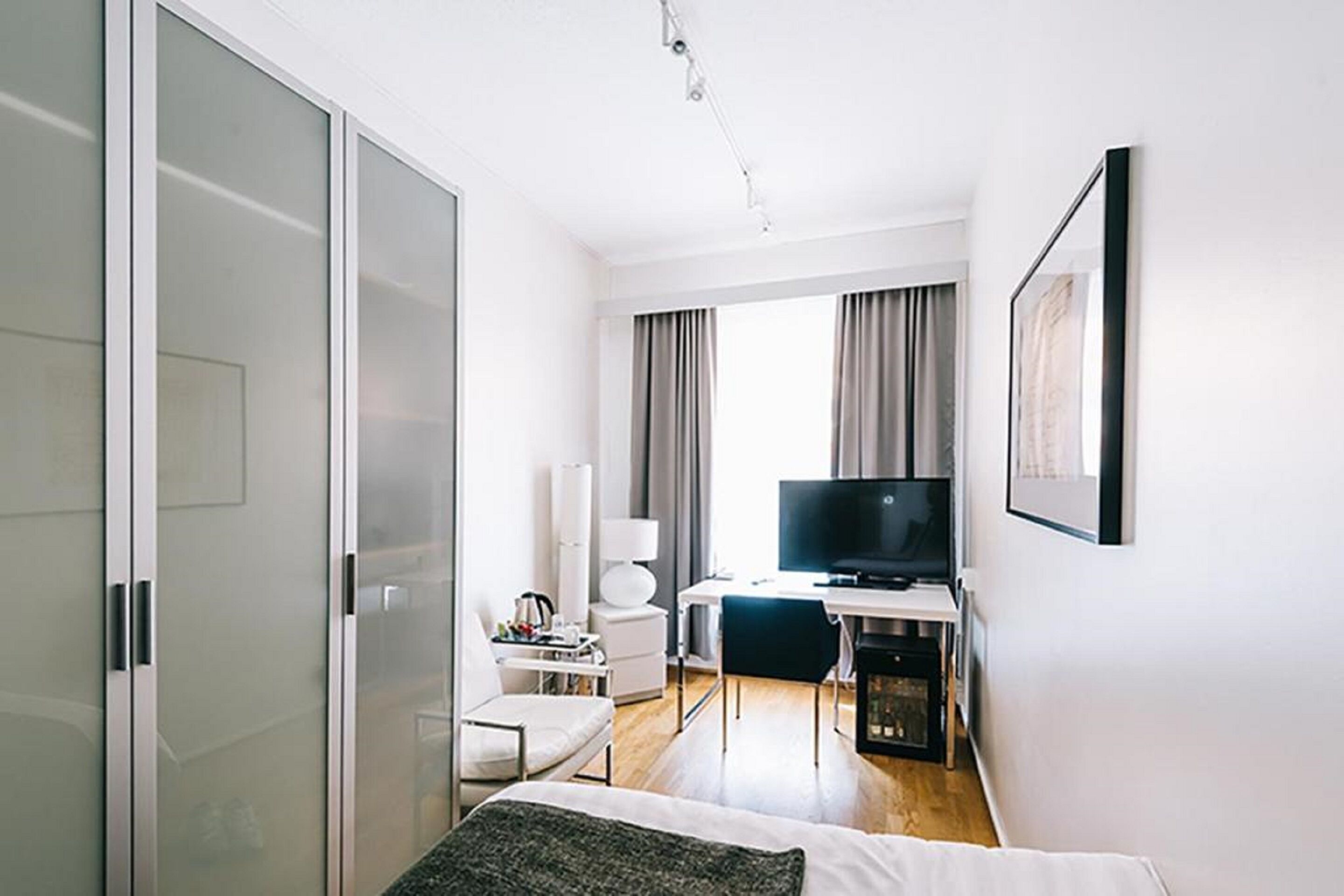 business single room | premium bedding, down duvets, minibar, desk