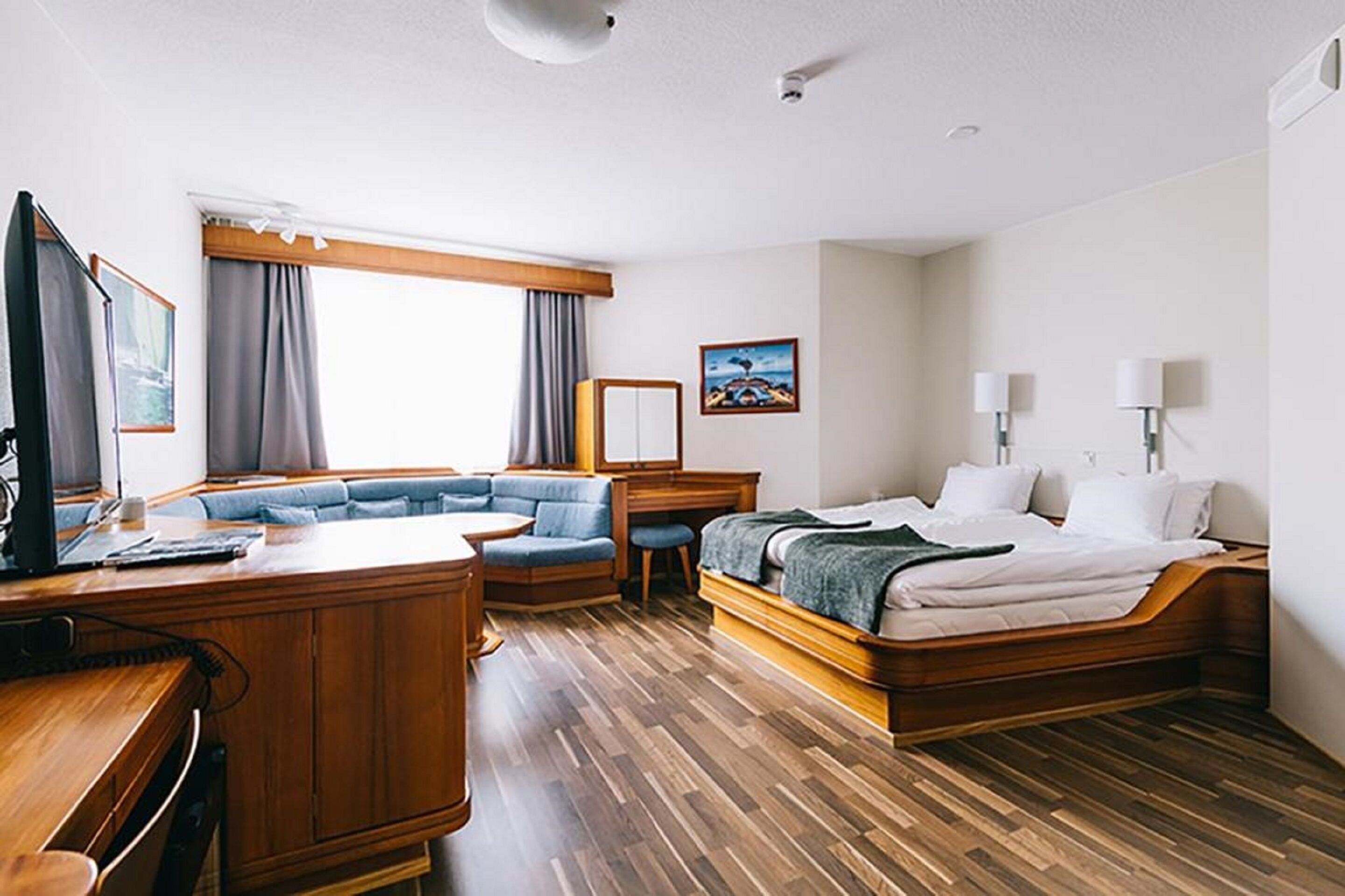 Ropa de cama de alta calidad, edredón, minibar y escritorio 