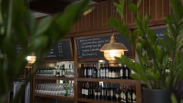 2 間酒吧/酒廊、運動酒吧