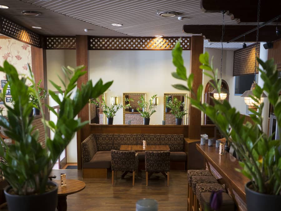 3 restaurants; breakfast, lunch, and dinner served