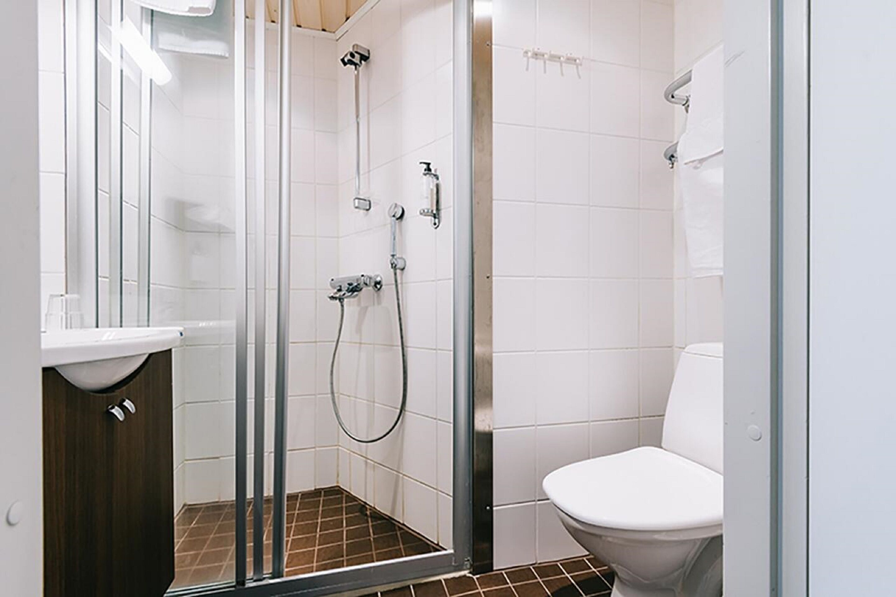 Baño | Regadera, amenidades de baño gratuitas, secadora de cabello, toallas 